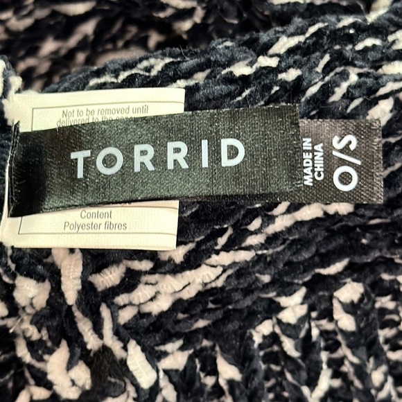 Torrid Hat Beanie Black White Marled Ribbed Knit Faux Fur Pom Pom Winter OS NWOT - Picture 5 of 9